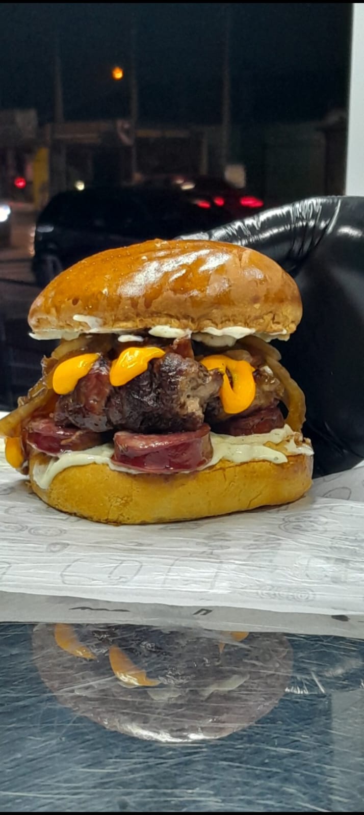 Hambúrguer artesanal com bacon e queijo